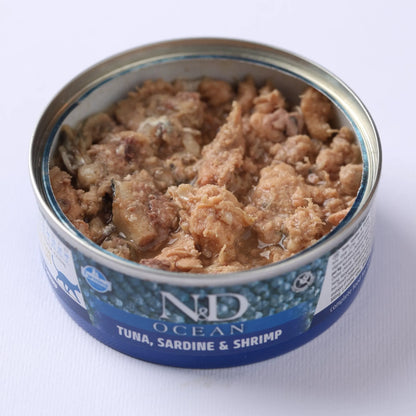 Lata abierta de esta comida húmeda atún sardina mostrando el paté desmenuzado.