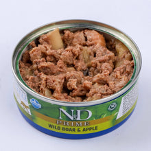Lata abierta de esta comida húmeda gatos jabalí, con paté y trozo de manzana visibles.
