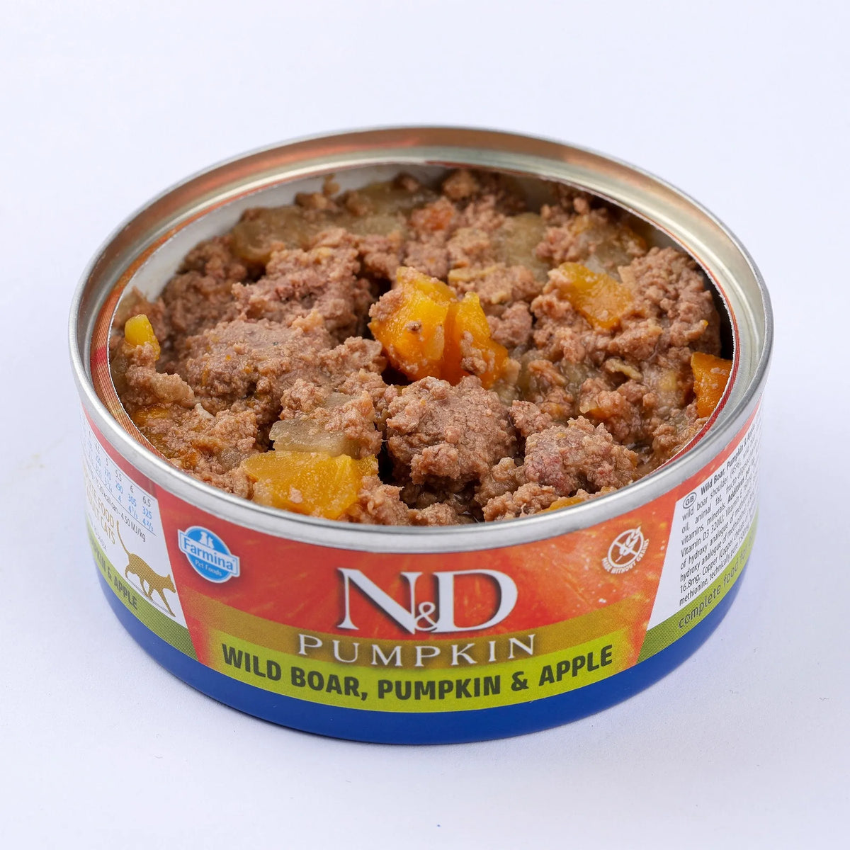 Interior de la lata abierta, con el pate, trozos de carne y calabaza junto a la etiqueta.