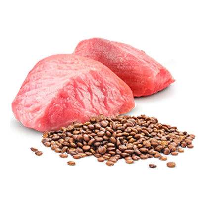 Trozos de carne cruda y semillas de quinoa a granel, ingredientes de esta receta senior.