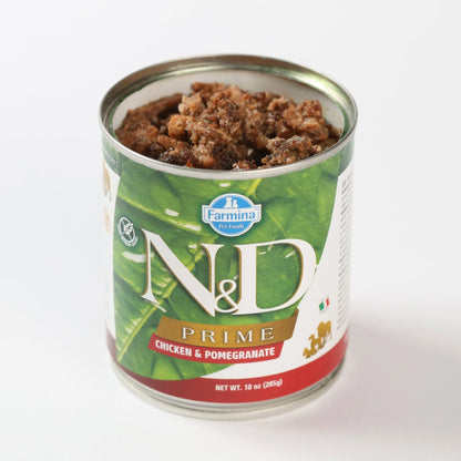 Vista superior de la lata abierta mostrando el alimento húmedo en su interior.