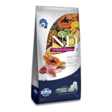 Bolsa alta del pienso cachorros Tropical maxi sobre fondo blanco, vista frontal