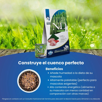 Montaje sobre hierba con saco y lata de la gama y un cuenco de comida húmeda