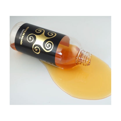Aceite de salmón noruego Lenda derramado desde la botella de 250 ml, textura del aceite, EAN 8435578260228