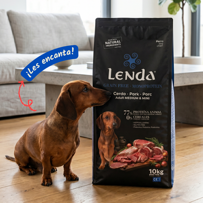 Teckel junto al saco del pienso monoproteico Lenda de cerdo para perros, EAN 8435578202136 y 8435578202143
