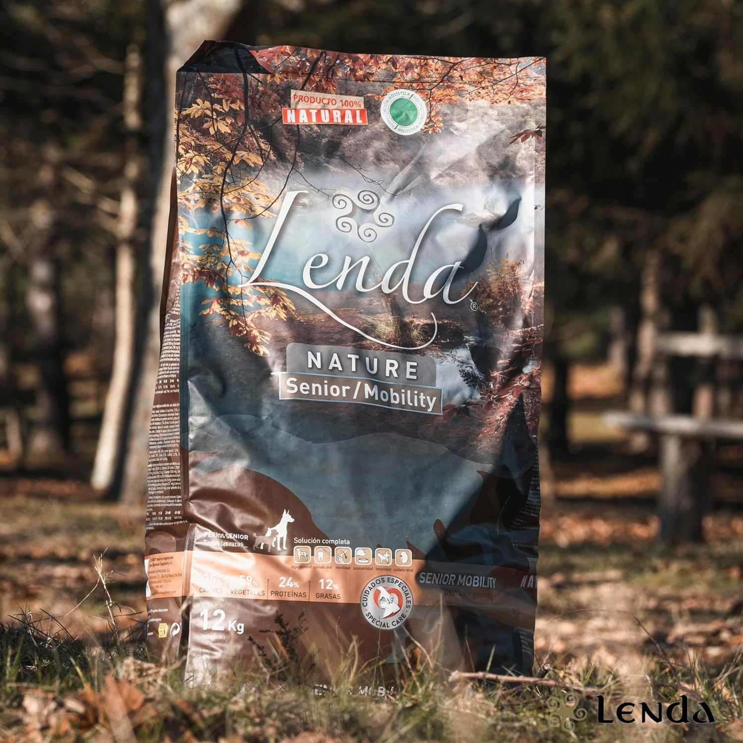 Saco de pienso Lenda Nature Senior Mobility de 12 kg para perros mayores fotografiado en un entorno natural al aire libre
