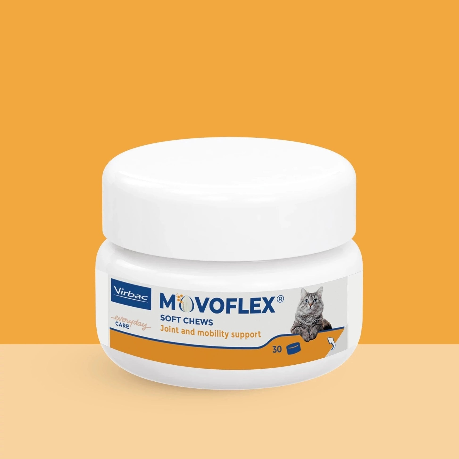 Bote Movoflex Virbac Soft Chews para gatos de 30 masticables articulares, sobre fondo naranja bicolor con gato gris atigrado en la etiqueta azul, iconos 30 masticables y 1 per day