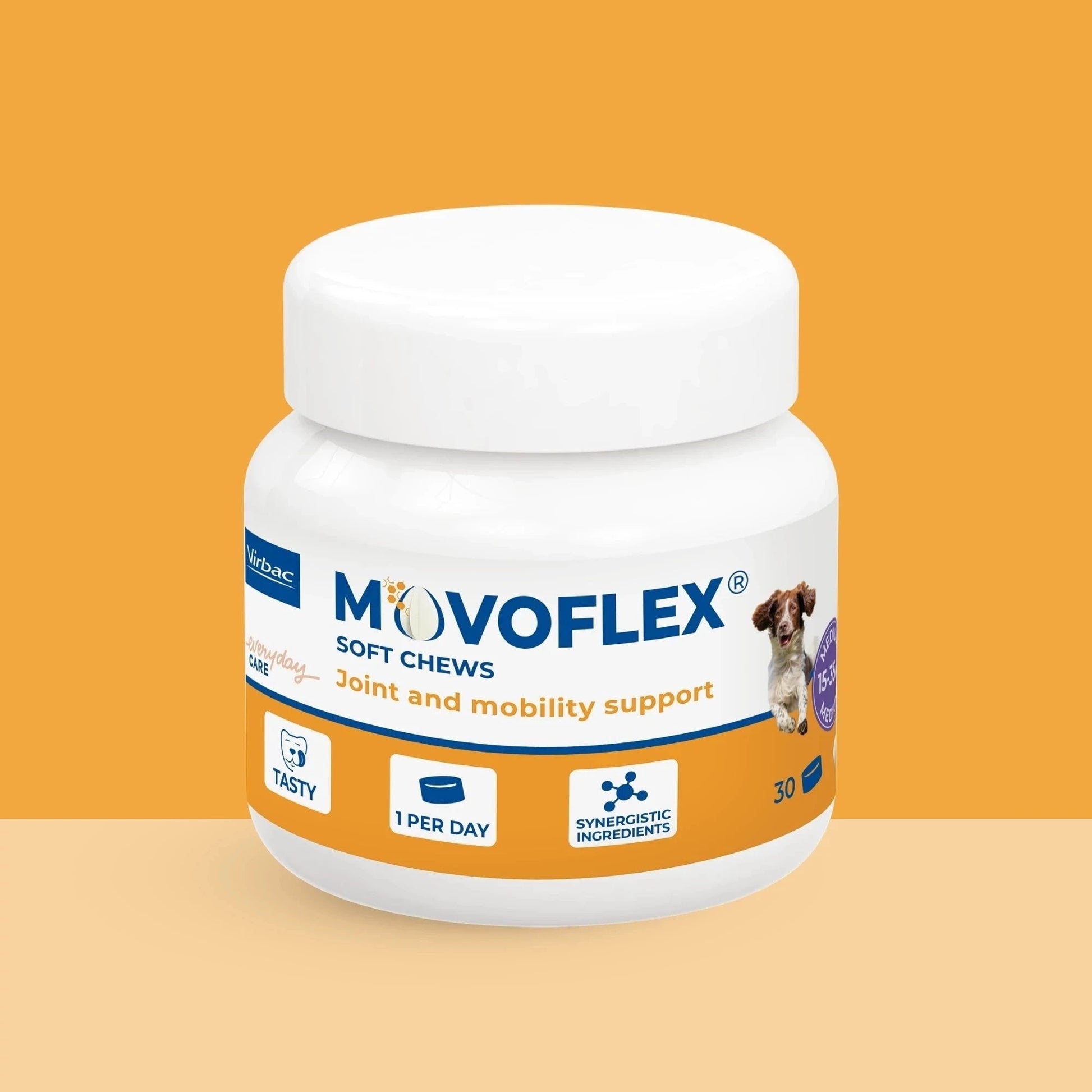 Bote Movoflex Virbac Soft Chews talla M de 30 masticables para perros medianos de 15 a 35 kg, sobre fondo naranja con Cocker Spaniel en la etiqueta, iconos Tasty 1 per day y Synergistic Ingredients