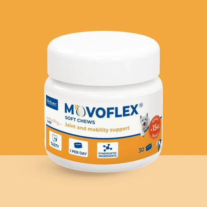 Bote Movoflex Virbac Soft Chews talla S de 30 masticables para perros pequeños de menos de 15 kg, sobre fondo naranja con perro blanco tipo Westie en la etiqueta, iconos Tasty 1 per day y Synergistic Ingredients
