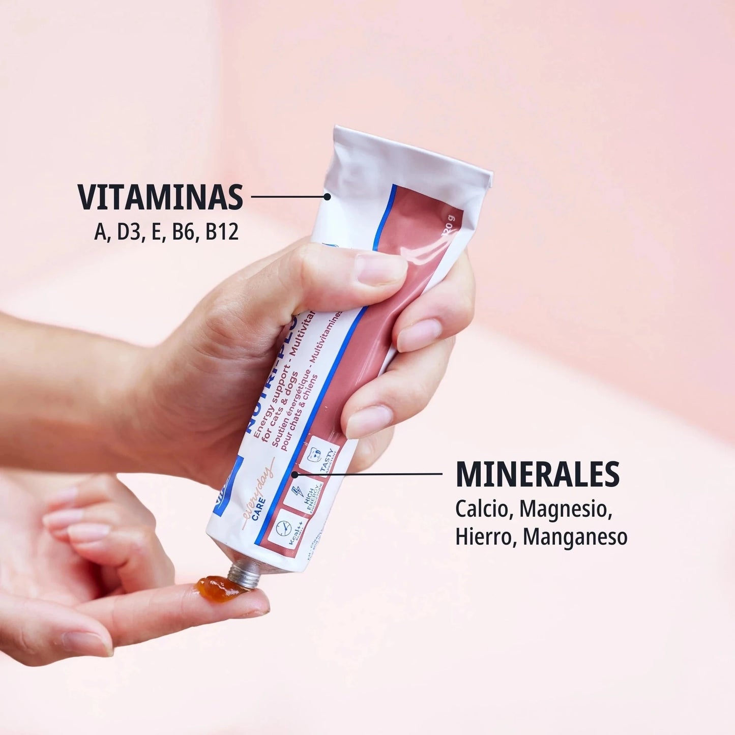 Mano exprimiendo el tubo de Nutri-Plus Gel Virbac sobre un dedo, con flechas señalando las Vitaminas A D3 E B6 B12 y los Minerales Calcio Magnesio Hierro y Manganeso