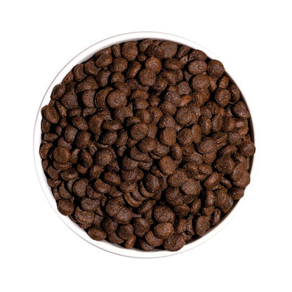 Vista superior de un cuenco lleno de croquetas del pienso Ownat Grain Free Prime Junior Lamb, alimento seco natural para perros cachorros elaborado con cordero fresco y nutrientes esenciales para favorecer su crecimiento.