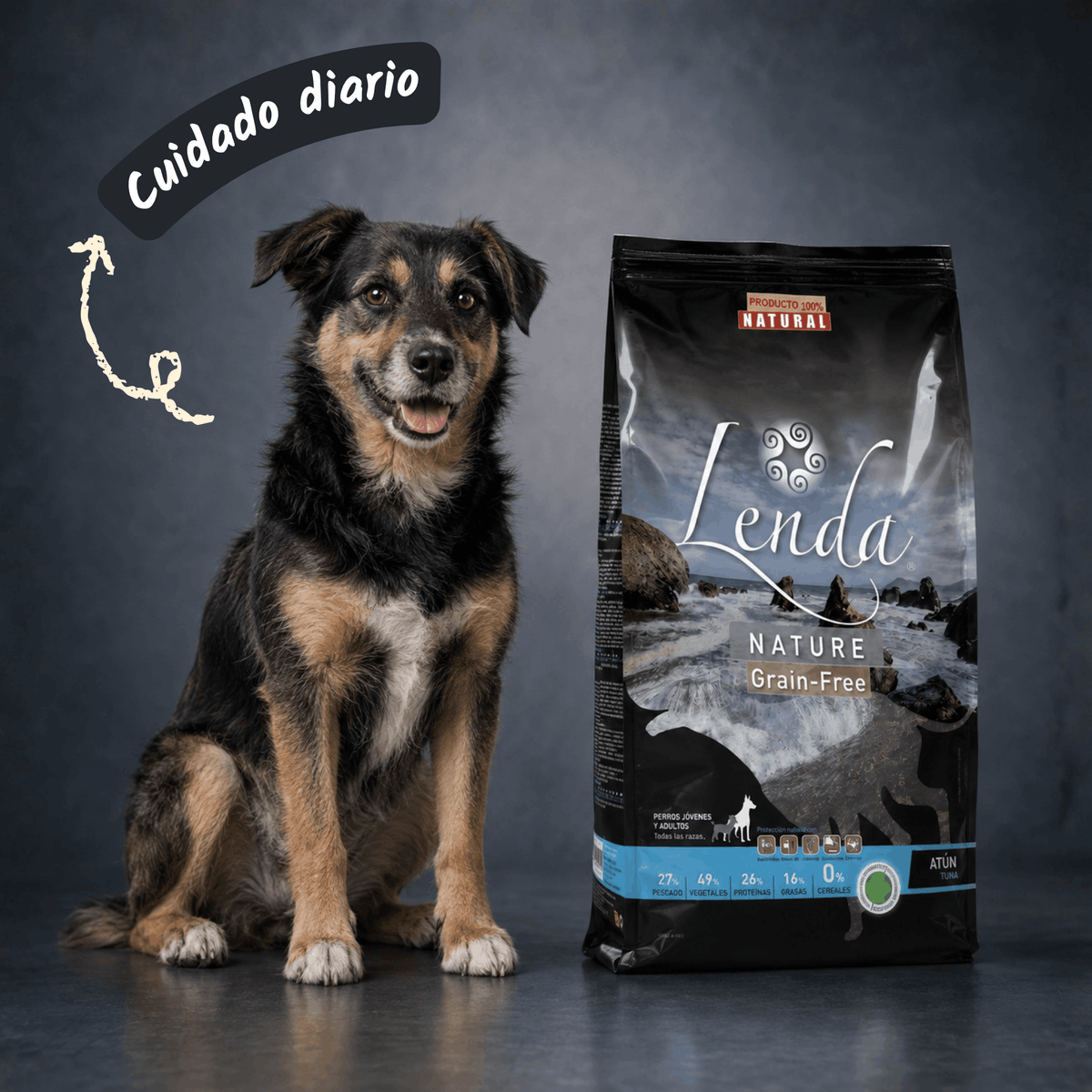 Perro mestizo junto al saco del pienso Lenda Nature atún para perros, EAN 8431539369030 y 8431539369122
