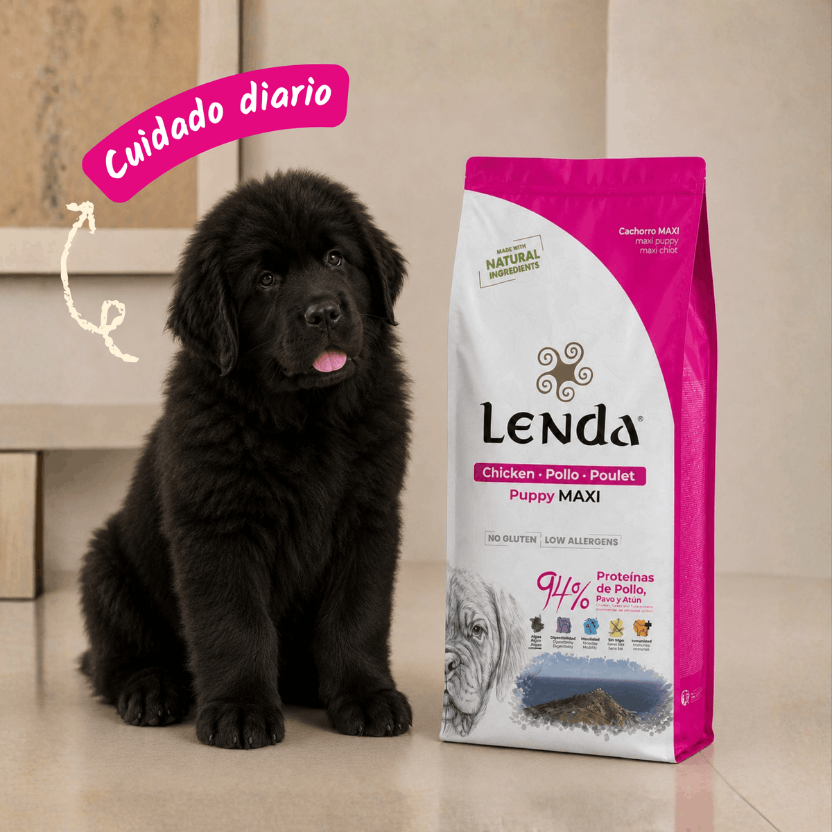 Cachorro de Terranova junto al saco del pienso Lenda Puppy Maxi para cachorros, EAN 8435578201344