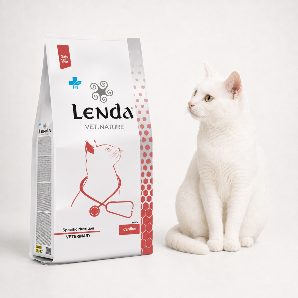 Felino blanco sentado junto al saco de la dieta cardíaca, EAN 8435578250274