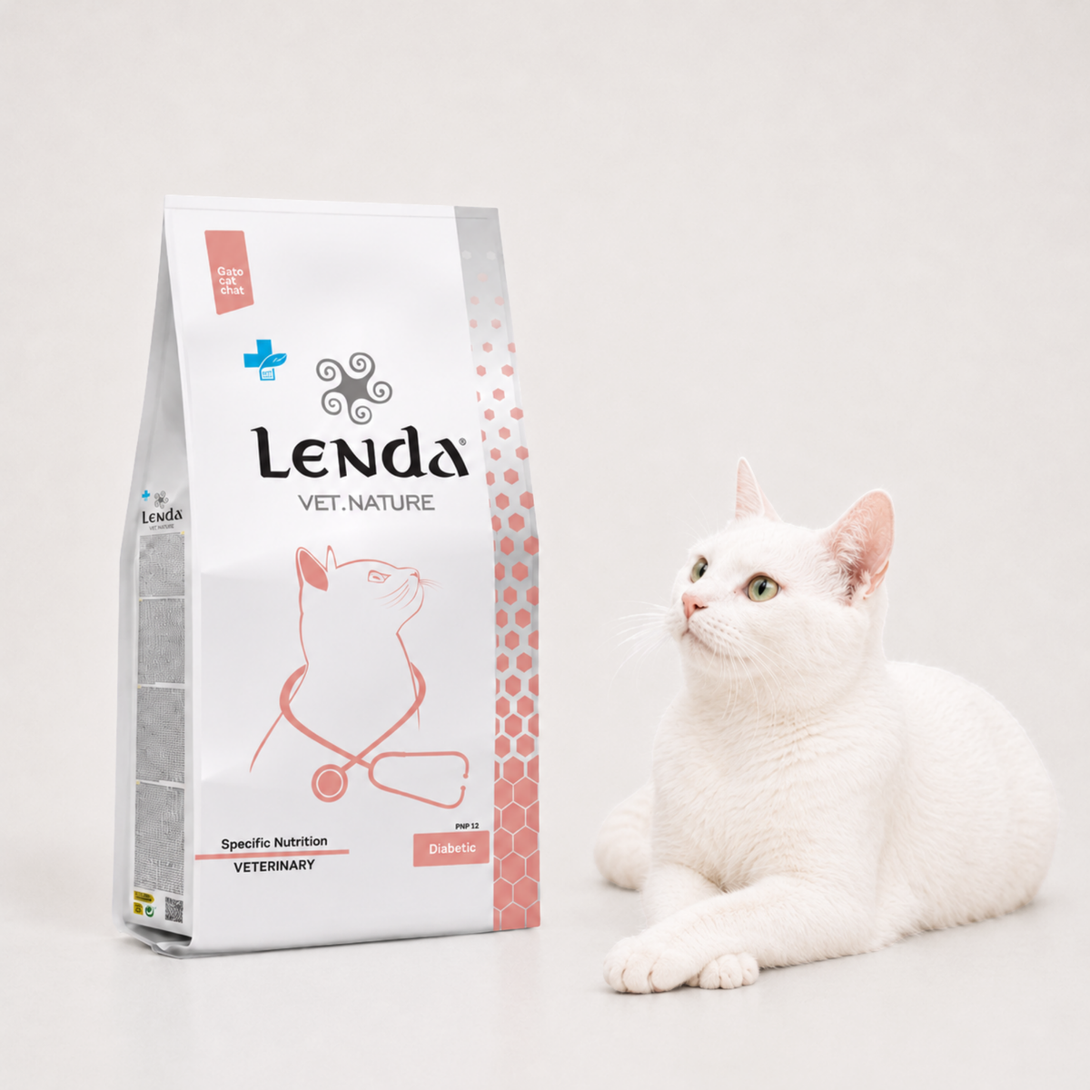 Felino blanco tumbado junto al saco de la dieta para la glucosa, EAN 8435578250281
