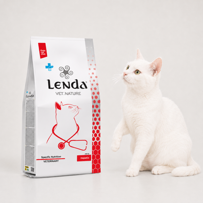 Felino blanco junto al saco de la dieta para el hígado, EAN 8435578250236