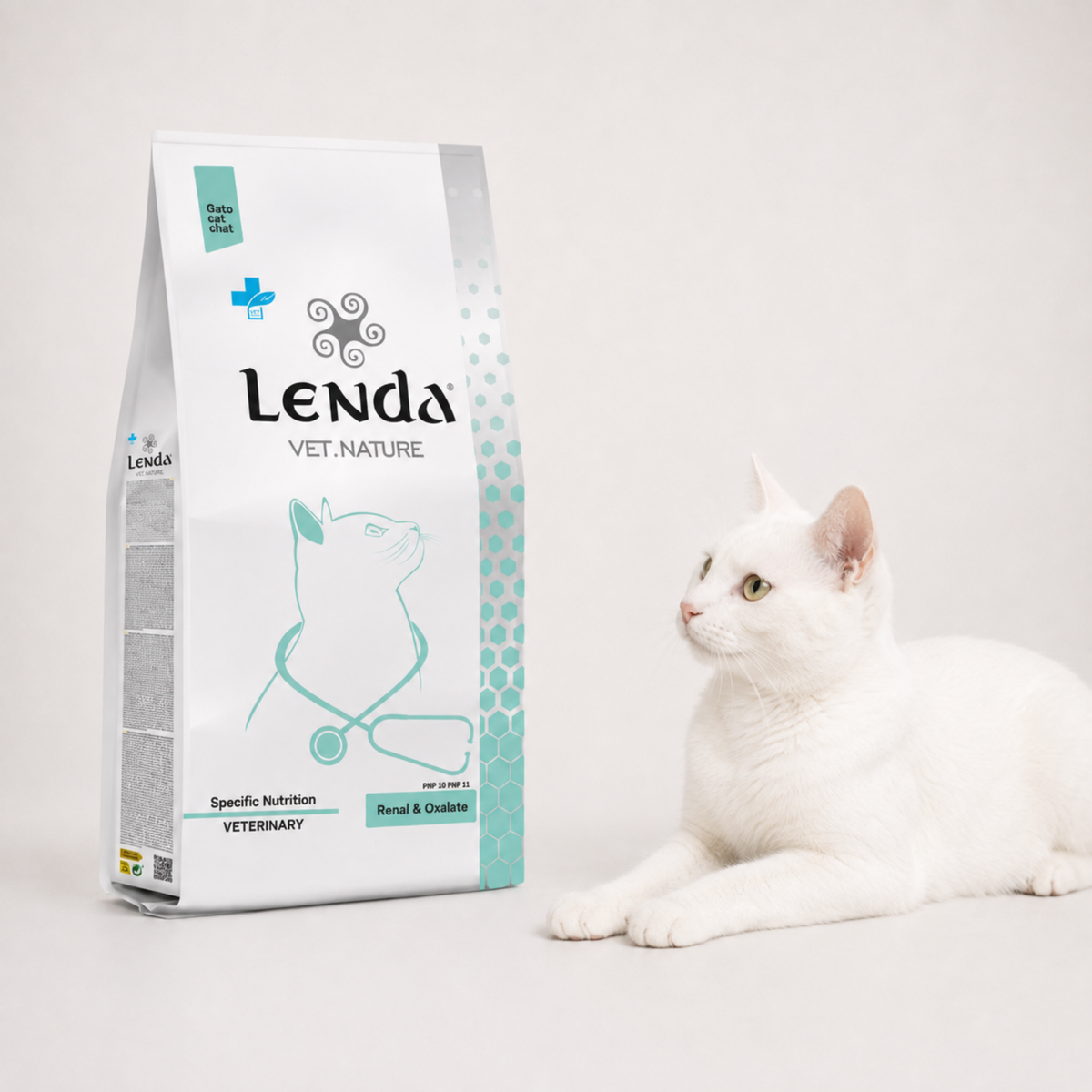 Felino blanco tumbado junto al saco de la dieta para el riñón, EAN 8435578250243