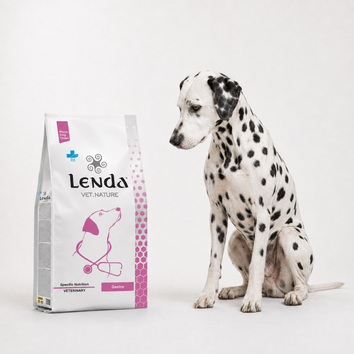 Dálmata sentado junto al saco Vet Nature digestivo y dermatológico, EAN 8435578250021 / 8435578250038