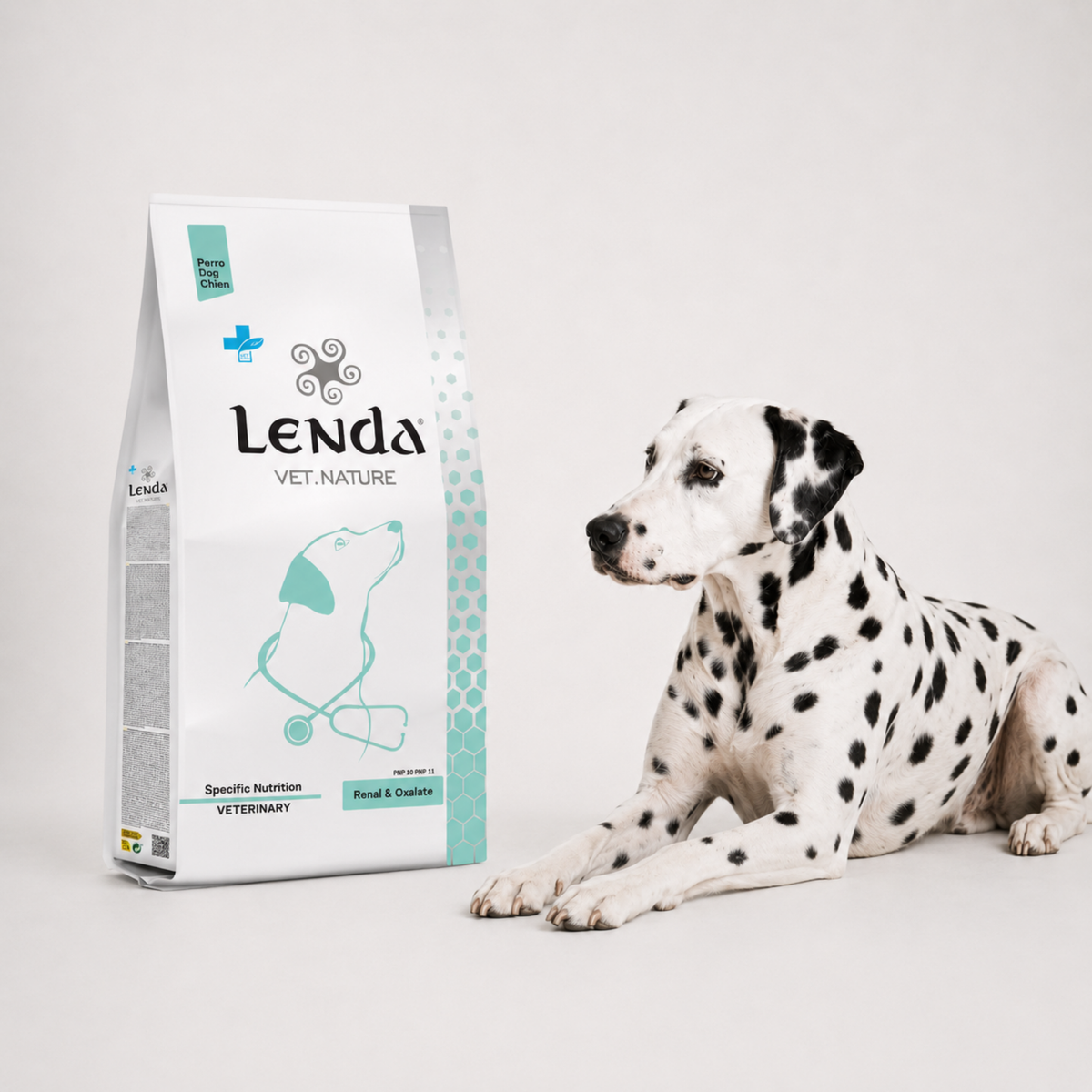 Dálmata sentado junto al saco Vet Nature para el riñón, EAN 8435578250106 / 8435578250113