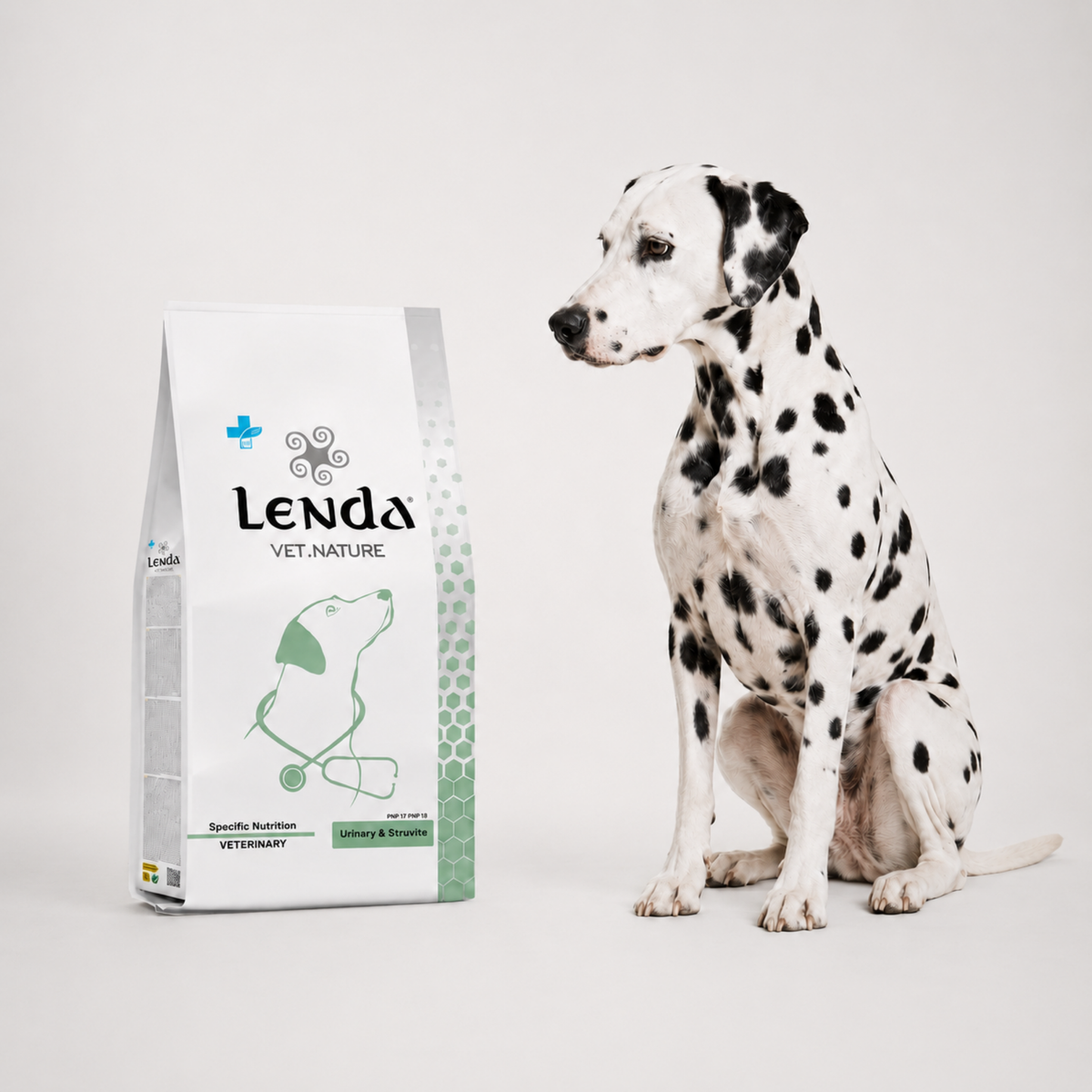 Dálmata sentado junto al saco Vet Nature para la estruvita, EAN 8435578250120 / 8435578250137