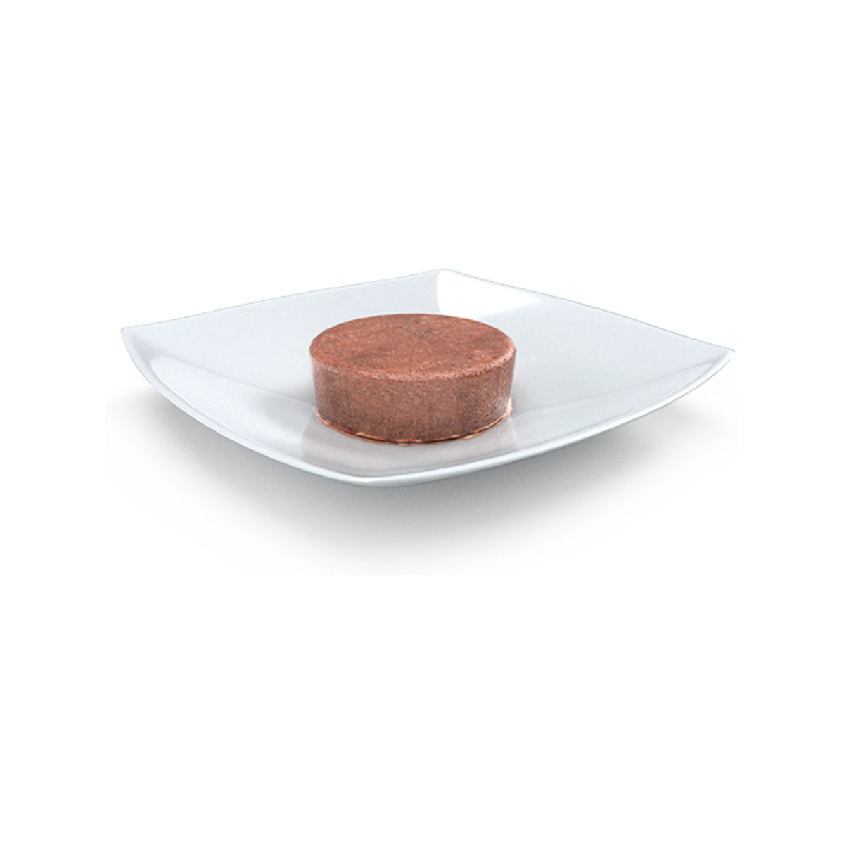 Porción de paté desmoldado, de tono marrón rojizo, colocada en un plato blanco cuadrado
