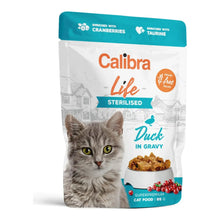 Sobres Calibra Life de pato para gatos esterilizados, un sobre de 85 g en salsa, EAN 8595706700979