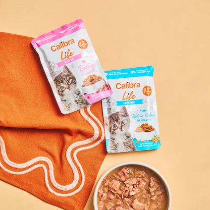 Sobres Calibra Life Kitten de pavo y salmón con un cuenco de filetes en salsa