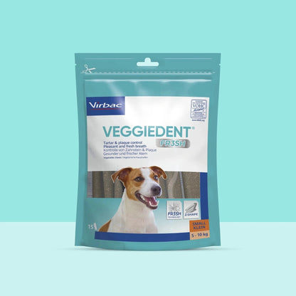 Bolsa Veggiedent FR3SH Virbac talla S de 15 snacks dentales para perros pequeños de 5 a 10 kg, sobre fondo turquesa con Jack Russell Terrier en portada, sellos FR3SH Technology y Z-SHAPE