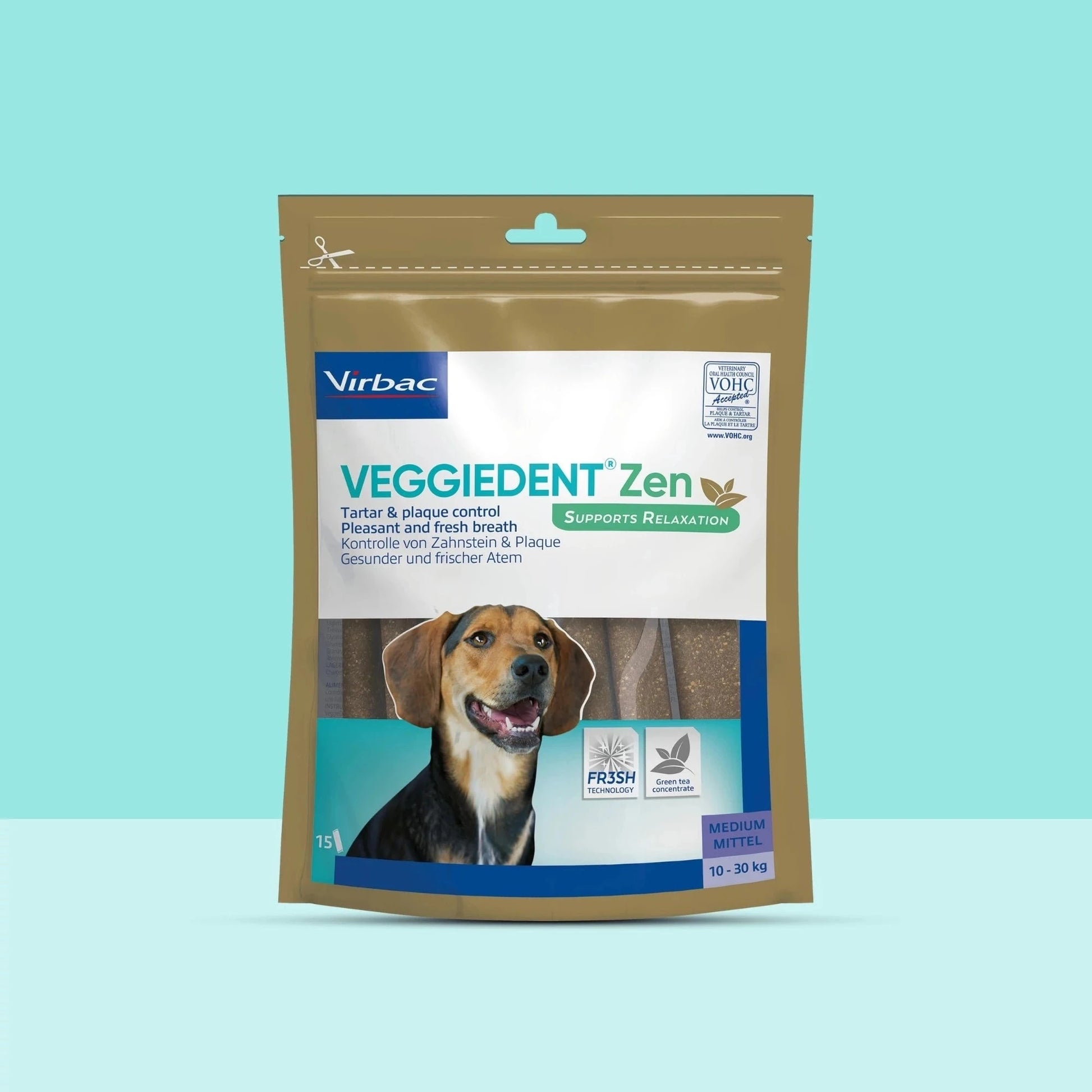 Bolsa dorada Veggiedent ZEN Virbac talla M de 15 snacks dentales relajantes para perros medianos de 10 a 30 kg, con Beagle sonriendo en portada, etiqueta Supports Relaxation, FR3SH Technology y té verde