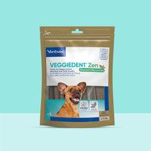 Bolsa dorada Veggiedent ZEN Virbac talla XS de 15 snacks dentales relajantes para perros muy pequeños de menos de 5 kg, con Pinscher miniatura en portada, etiqueta Supports Relaxation y FR3SH Technology
