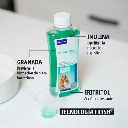 Botella Vet Aquadent FR3SH Virbac con vasito medidor, flechas señalando ingredientes activos: Granada para prevenir formación de placa bacteriana, Inulina para equilibrar microbiota digestiva, Eritritol acción refrescante, sello Tecnología FR3SH