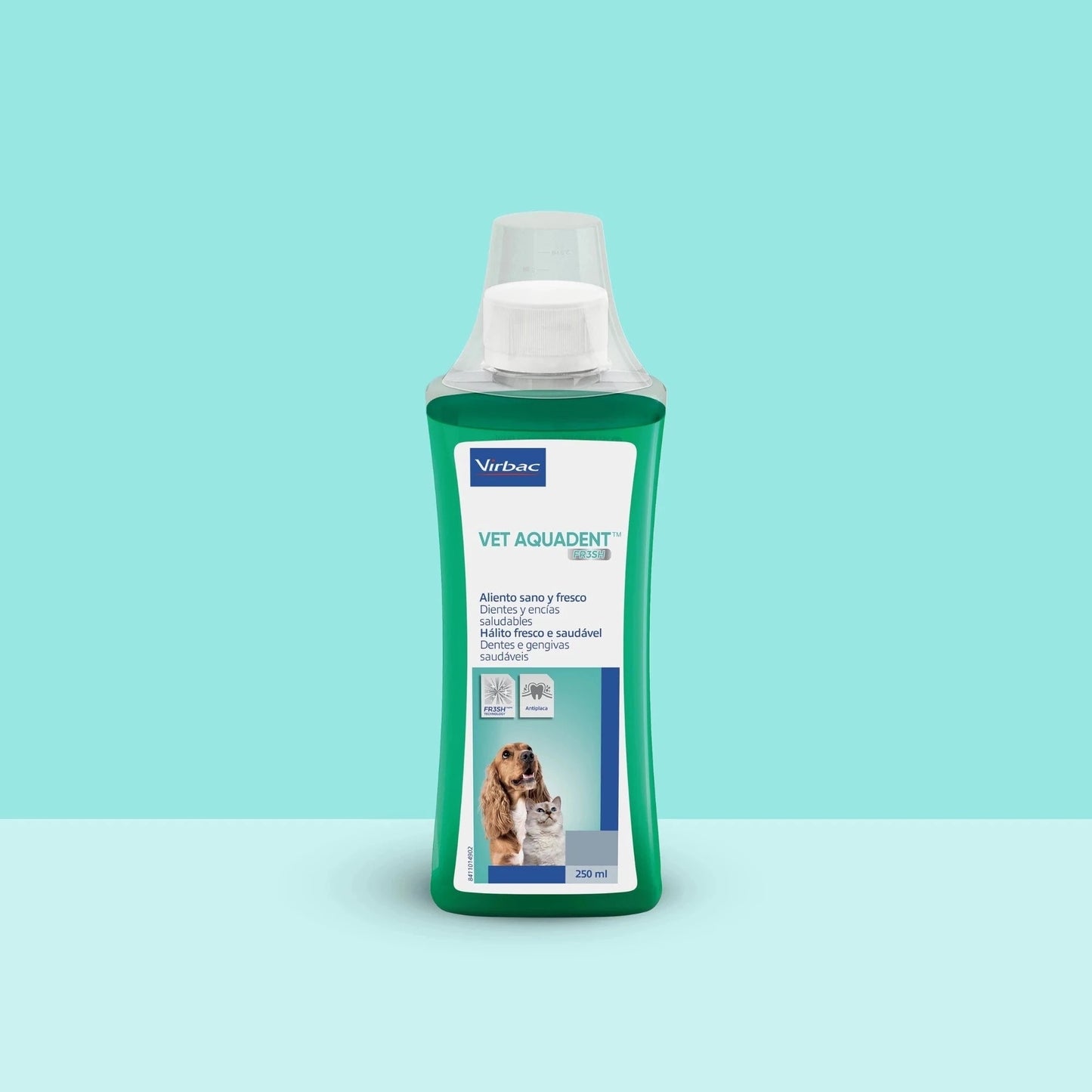 Botella Vet Aquadent FR3SH Virbac 250 ml solución oral dental para perros y gatos sobre fondo turquesa bicolor, etiqueta blanca y azul-verde con Cocker Spaniel y gato azul, texto Aliento sano y fresco Dientes y encías saludables, iconos FR3SH y Antiplaca