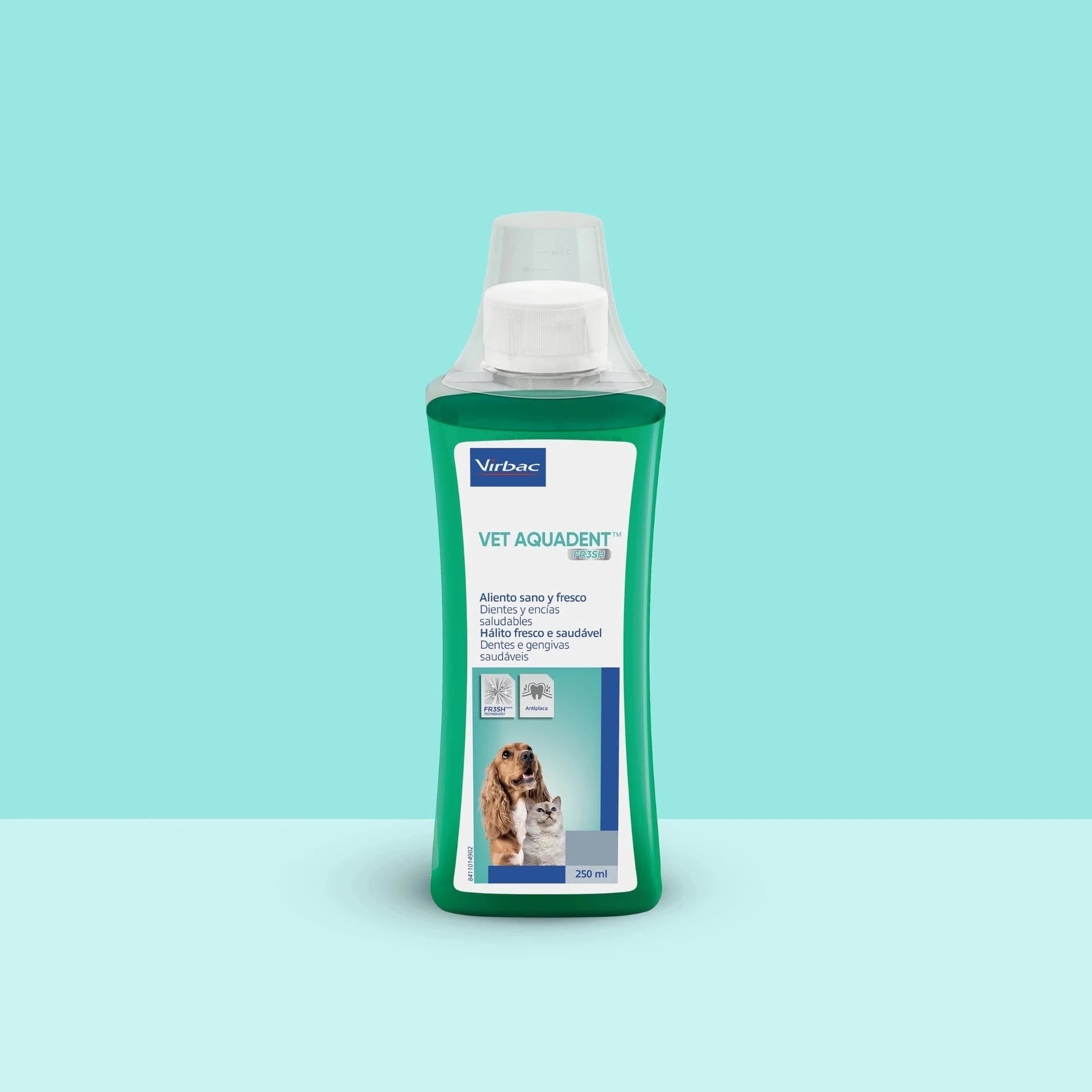 Botella Vet Aquadent FR3SH Virbac 250 ml solución oral dental para perros y gatos sobre fondo turquesa bicolor, etiqueta blanca y azul-verde con Cocker Spaniel y gato azul, texto Aliento sano y fresco Dientes y encías saludables, iconos FR3SH y Antiplaca