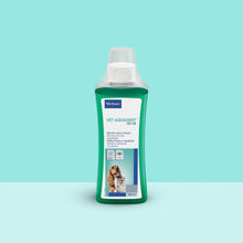 Botella Vet Aquadent FR3SH Virbac 250 ml solución oral dental para perros y gatos sobre fondo turquesa bicolor, etiqueta blanca y azul-verde con Cocker Spaniel y gato azul, texto Aliento sano y fresco Dientes y encías saludables, iconos FR3SH y Antiplaca