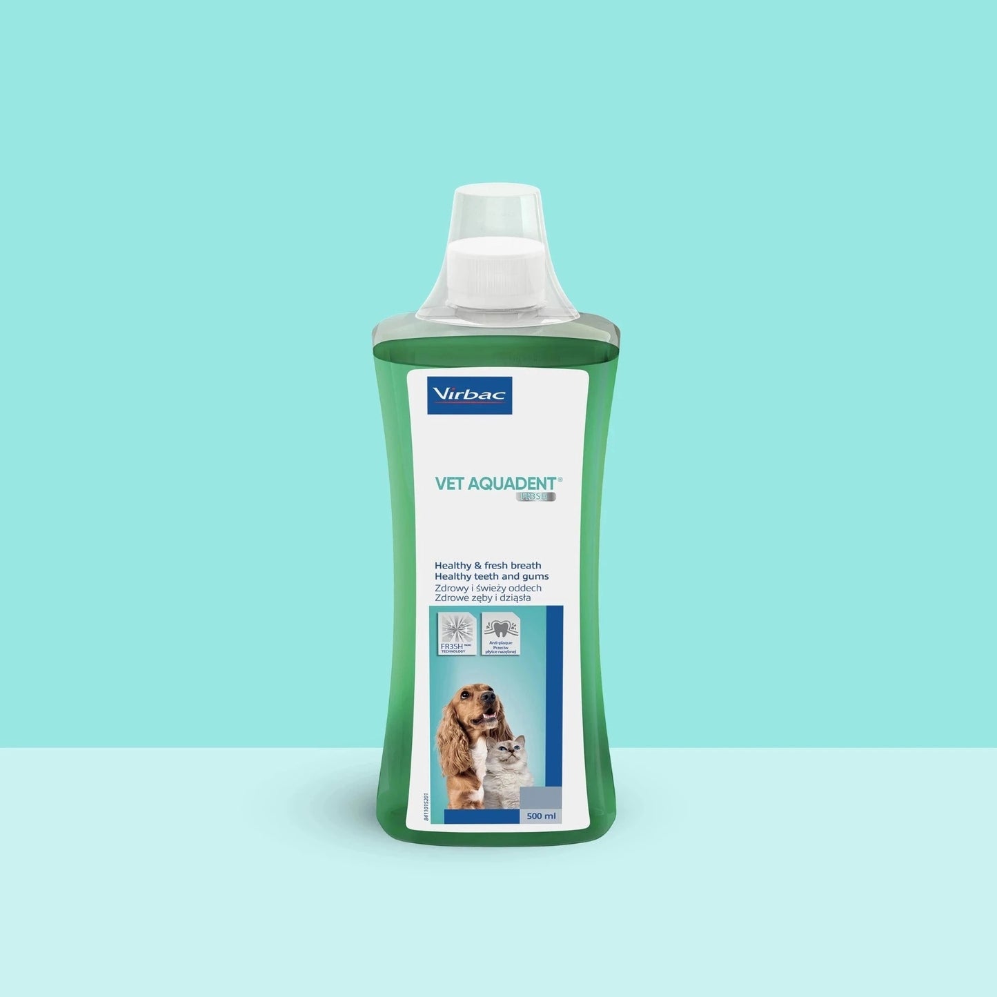 Botella Vet Aquadent FR3SH Virbac 500 ml solución oral dental sobre fondo turquesa bicolor, etiqueta blanca y azul-verde con Cocker Spaniel y gato, texto Healthy and fresh breath Healthy teeth and gums, iconos FR3SH y Anti-plaque